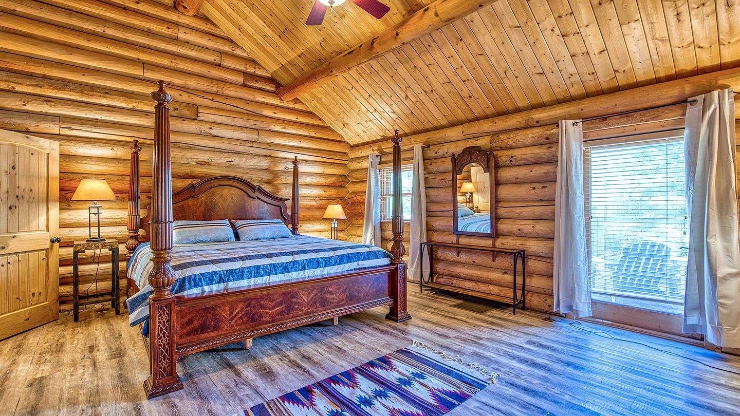 Luxury Log Cabin with Movie Room & Firepit near Sylva, North Carolina
