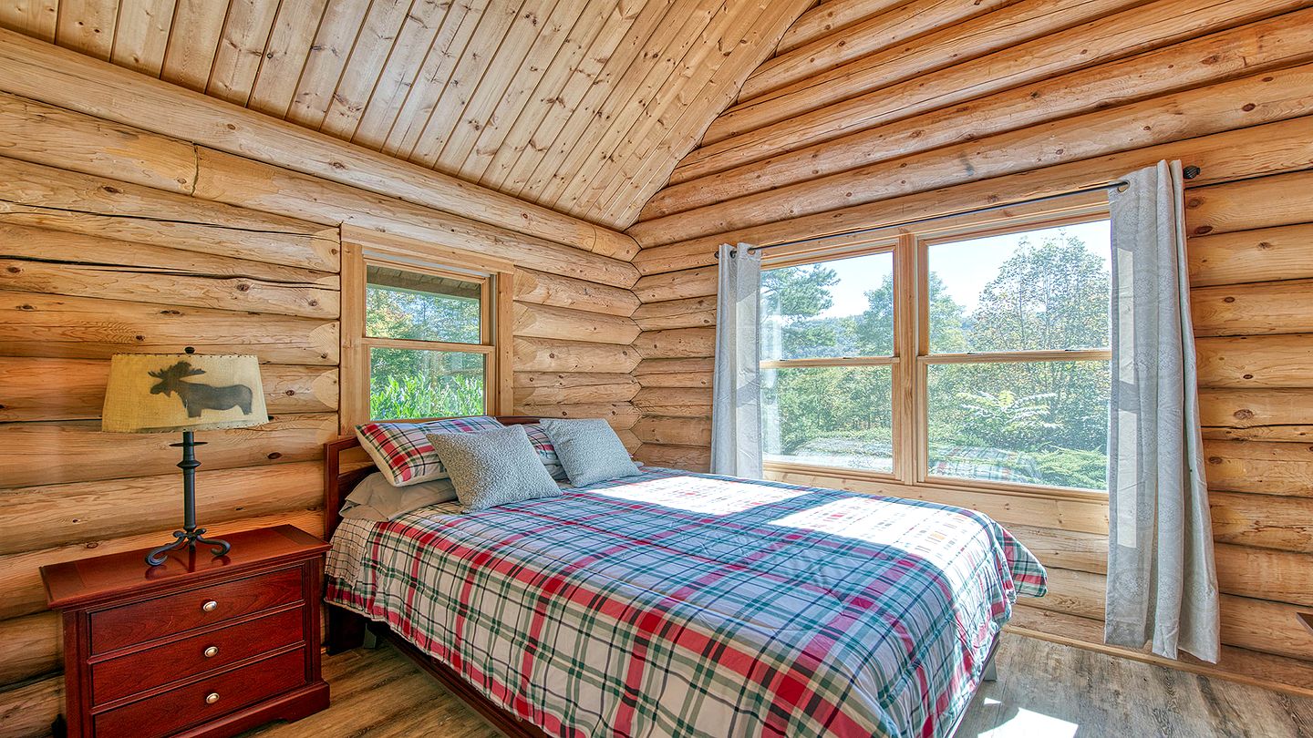 Luxury Log Cabin with Movie Room & Firepit near Sylva, North Carolina