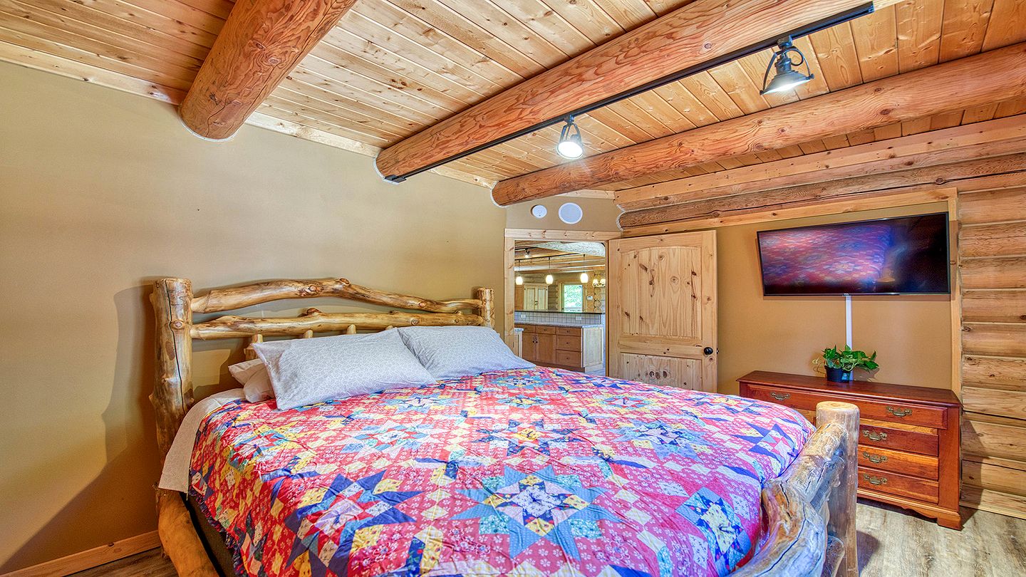 Luxury Log Cabin with Movie Room & Firepit near Sylva, North Carolina