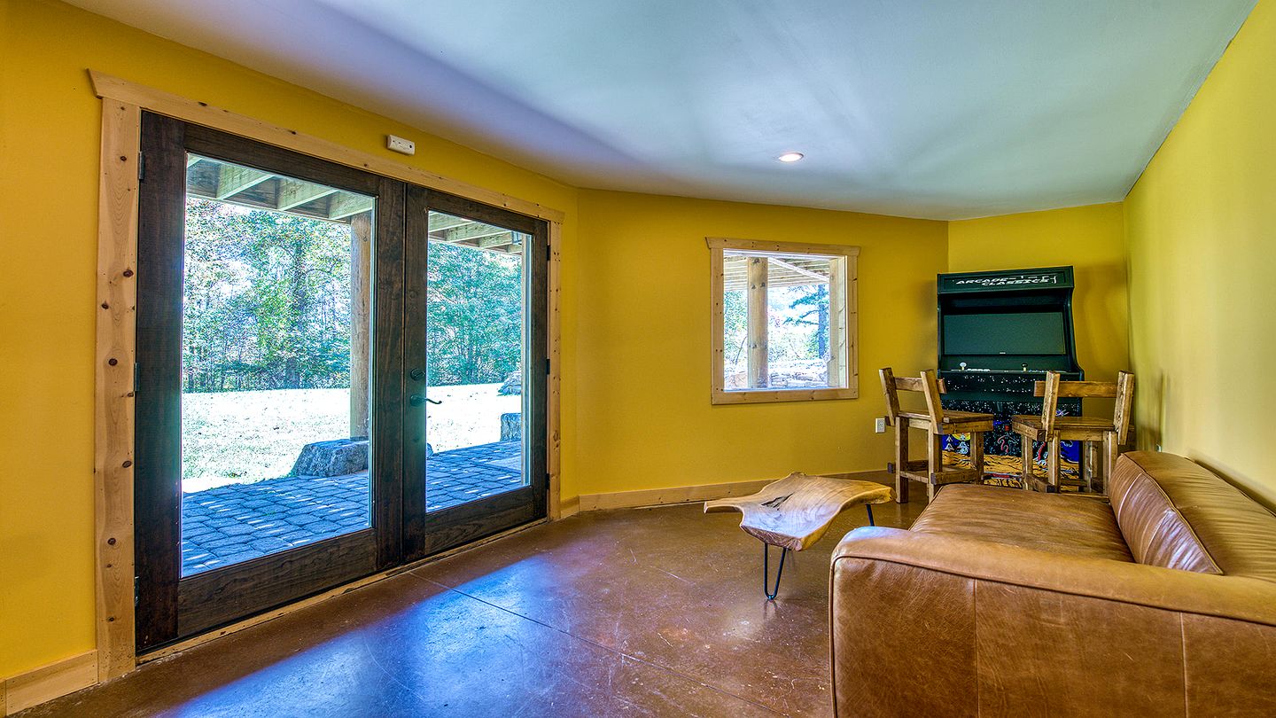 Luxury Log Cabin with Movie Room & Firepit near Sylva, North Carolina