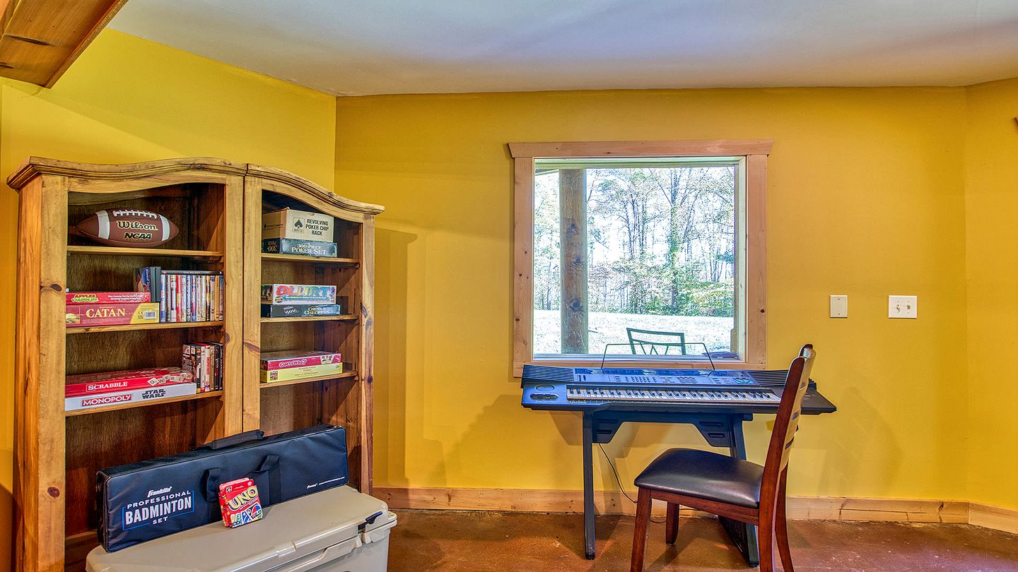 Luxury Log Cabin with Movie Room & Firepit near Sylva, North Carolina