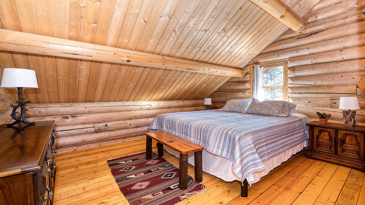 Luxury Log Cabin with Movie Room & Firepit near Sylva, North Carolina