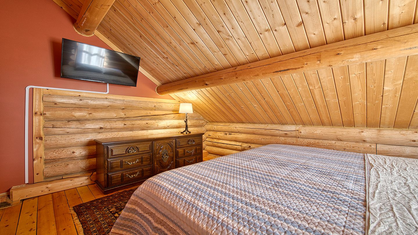 Luxury Log Cabin with Movie Room & Firepit near Sylva, North Carolina