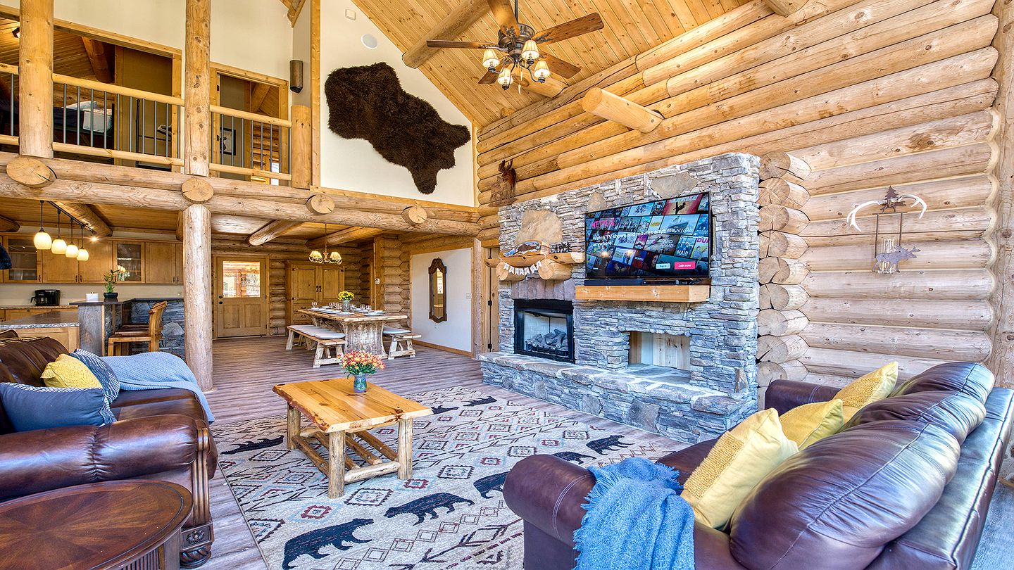 Luxury Log Cabin with Movie Room & Firepit near Sylva, North Carolina