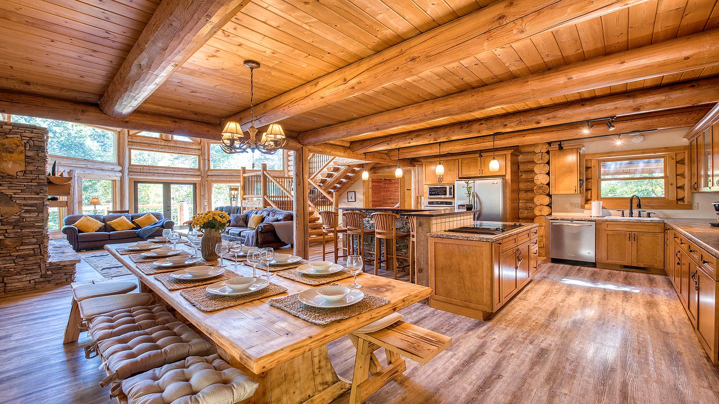 Luxury Log Cabin with Movie Room & Firepit near Sylva, North Carolina