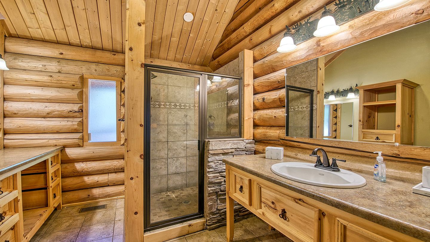 Luxury Log Cabin with Movie Room & Firepit near Sylva, North Carolina