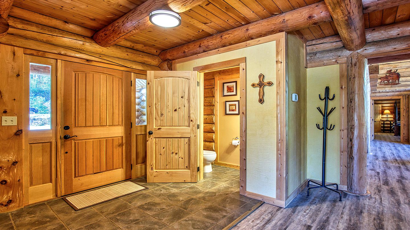 Luxury Log Cabin with Movie Room & Firepit near Sylva, North Carolina