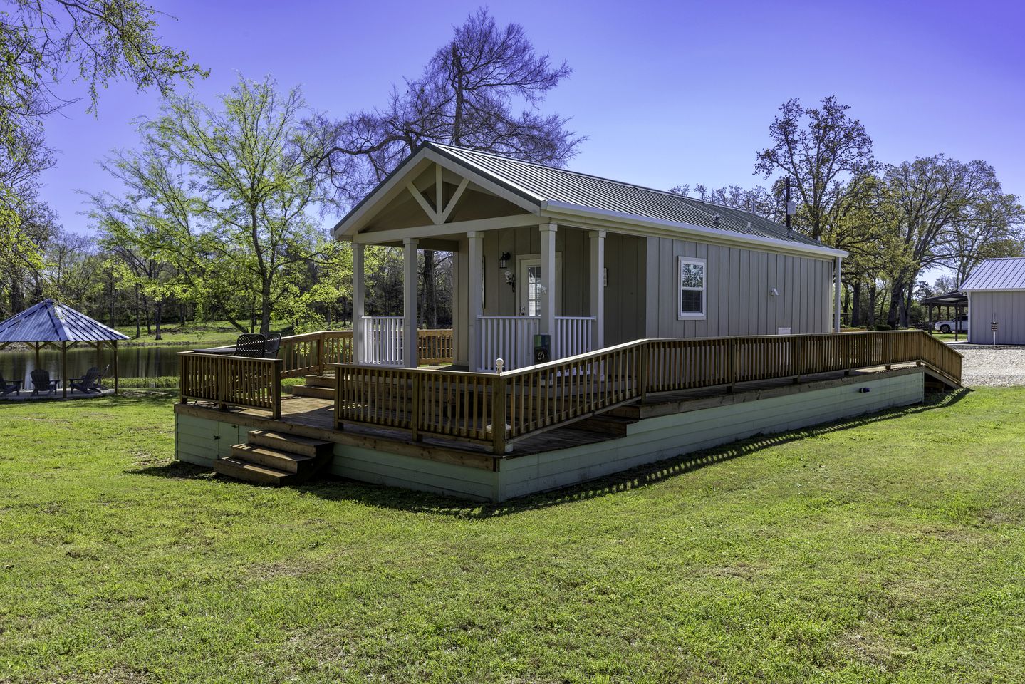 Romantic Cabin with Pond Views Great for Couples in Texas