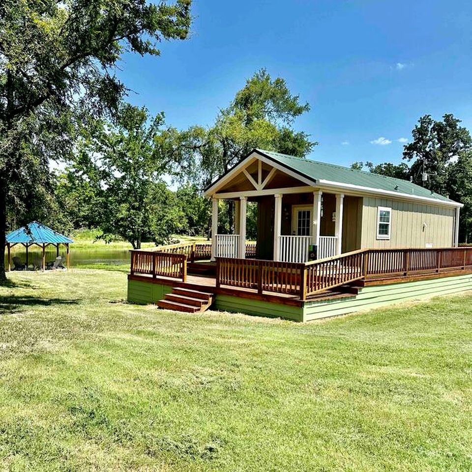 Romantic Cabin with Pond Views Great for Couples in Texas