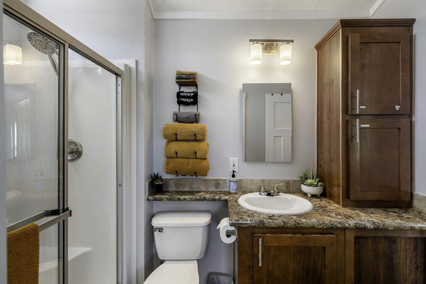 Romantic Cabin with Pond Views Great for Couples in Texas