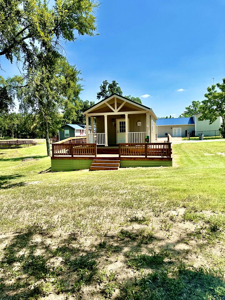 Romantic Cabin with Pond Views Great for Couples in Texas