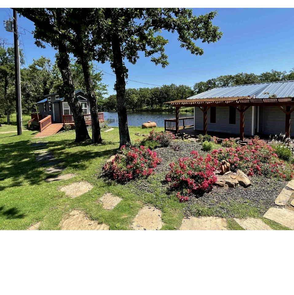 Romantic Cabin with Pond Views Great for Couples in Texas