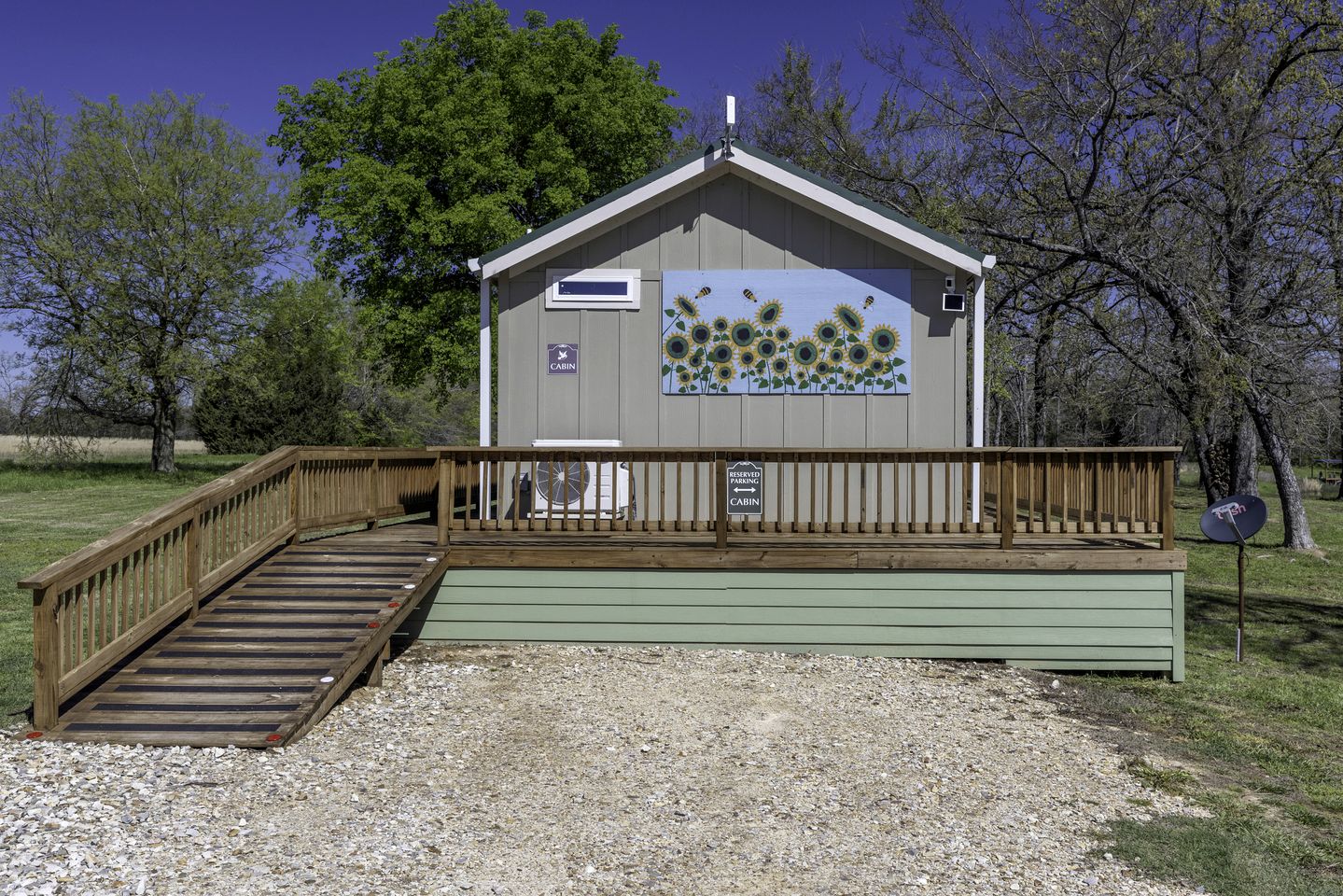 Romantic Cabin with Pond Views Great for Couples in Texas