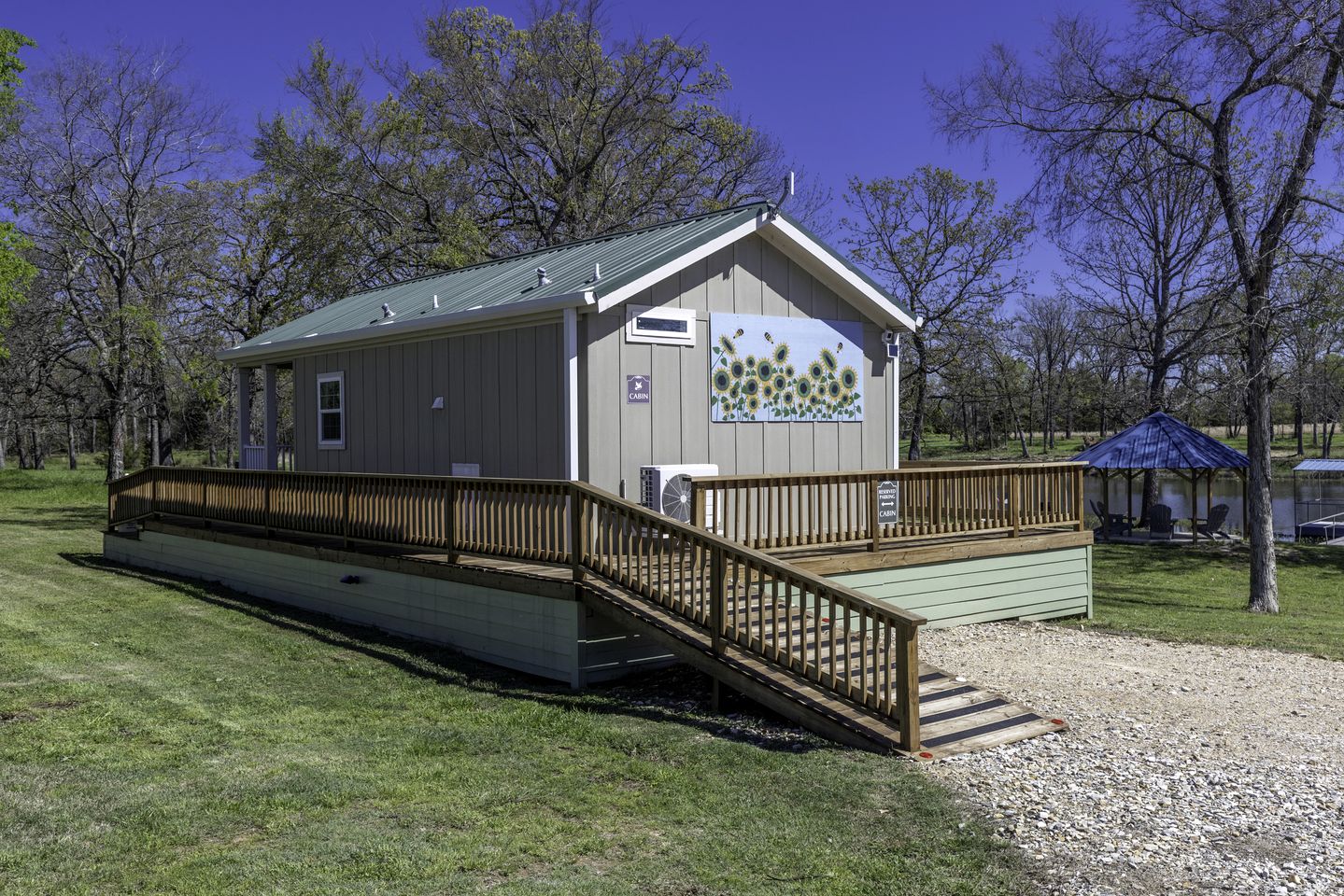 Romantic Cabin with Pond Views Great for Couples in Texas