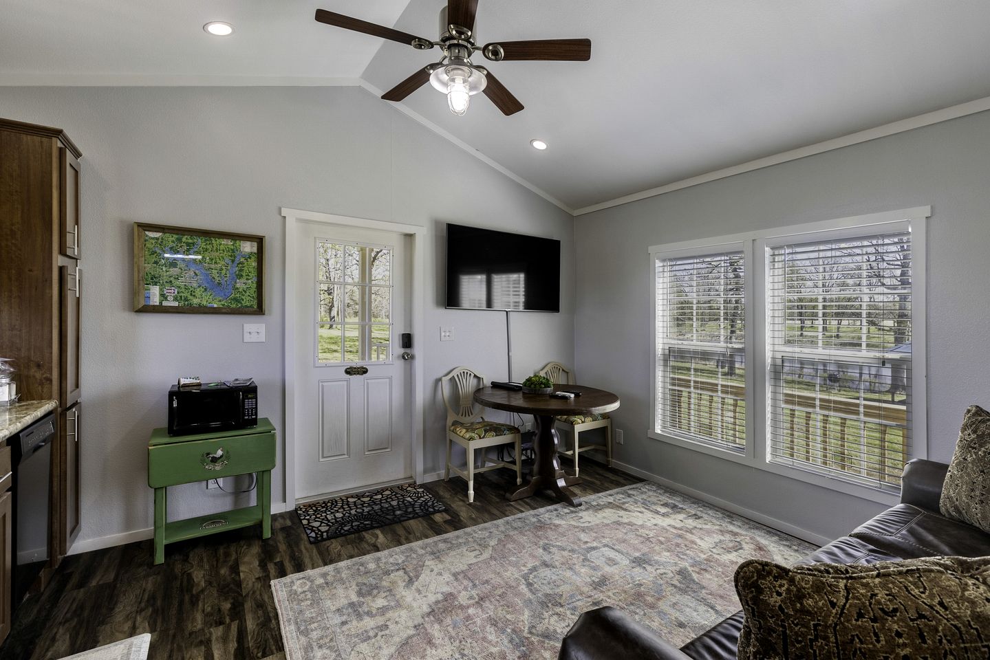 Romantic Cabin with Pond Views Great for Couples in Texas