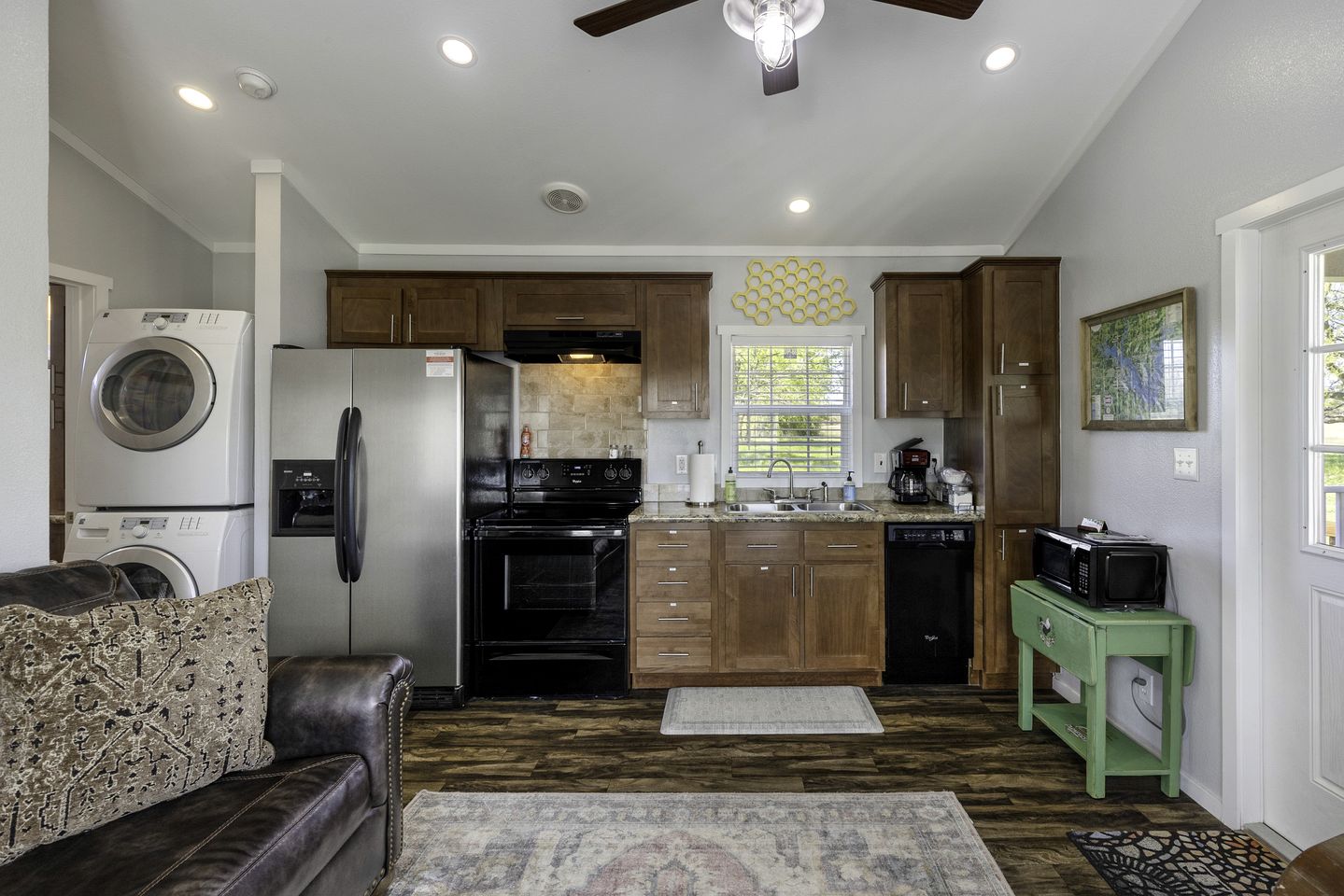 Romantic Cabin with Pond Views Great for Couples in Texas