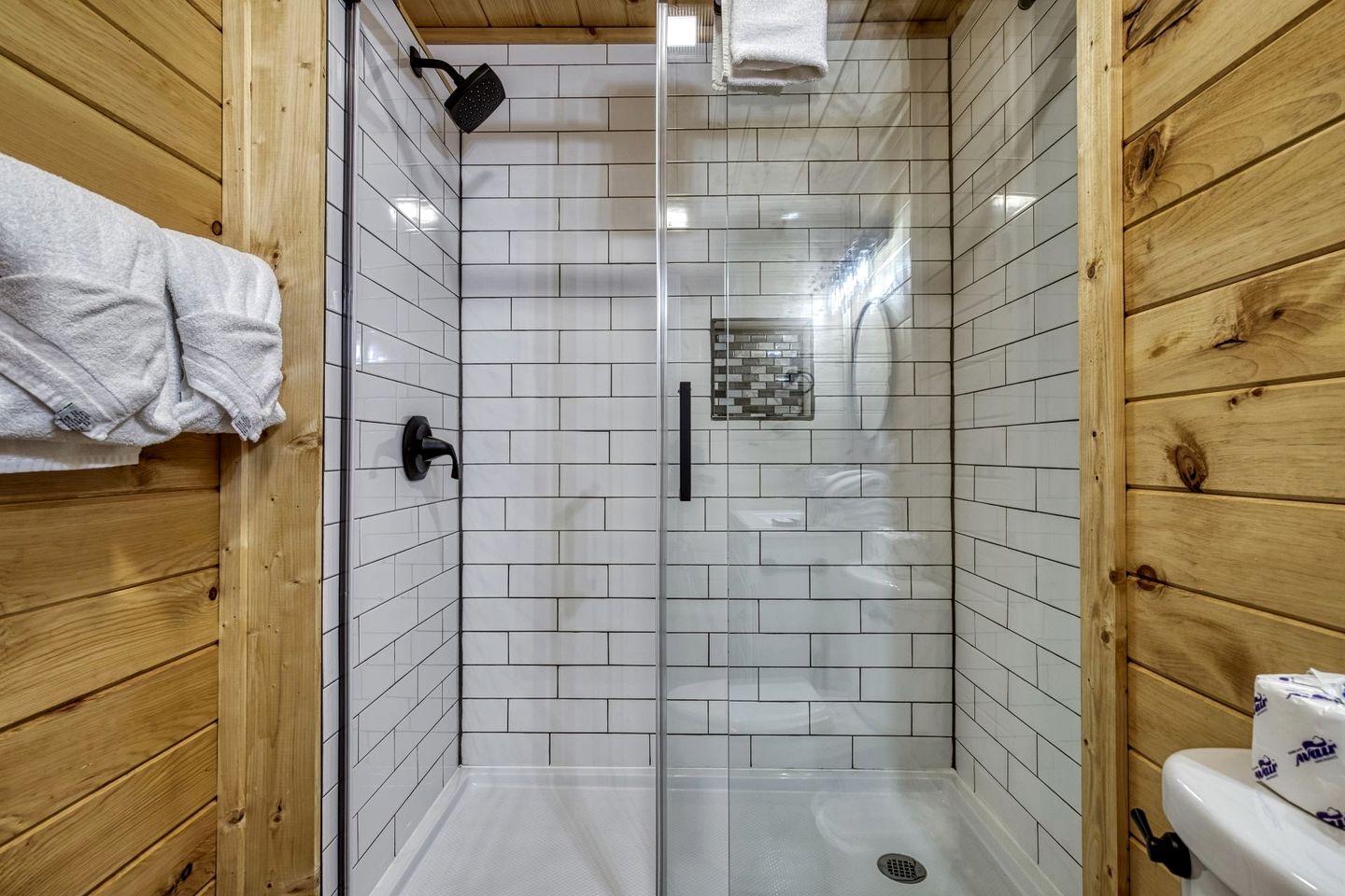 Stunning Lakefront Cabin with Hot Tub and Pool Table on Douglas Lake in Dandridge, Tennessee