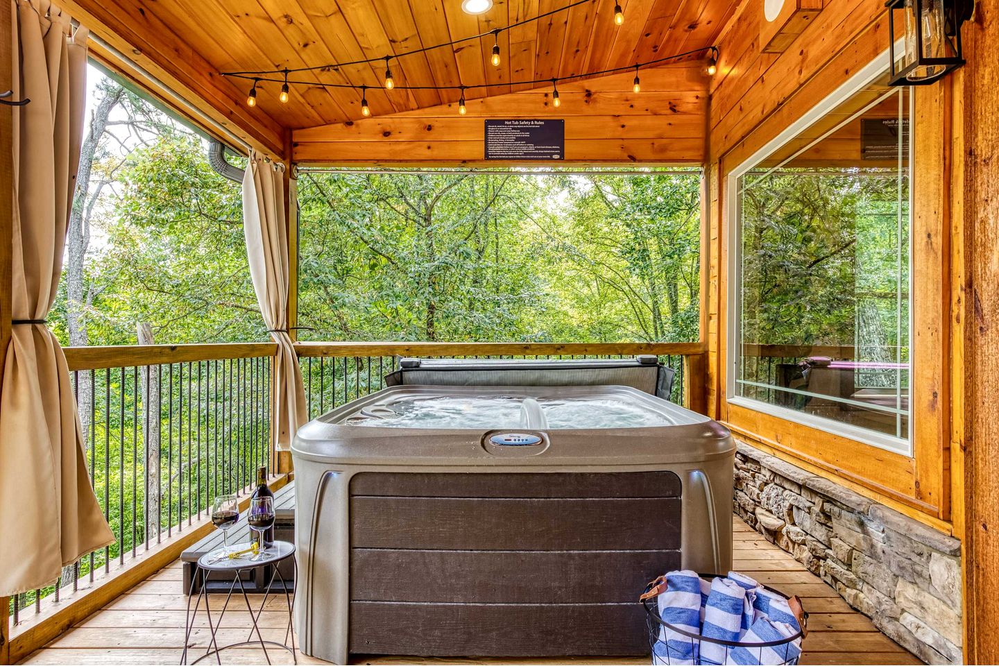 Breathtaking Spacious Cabin with Jacuzzi and Foosball Table in Tennessee