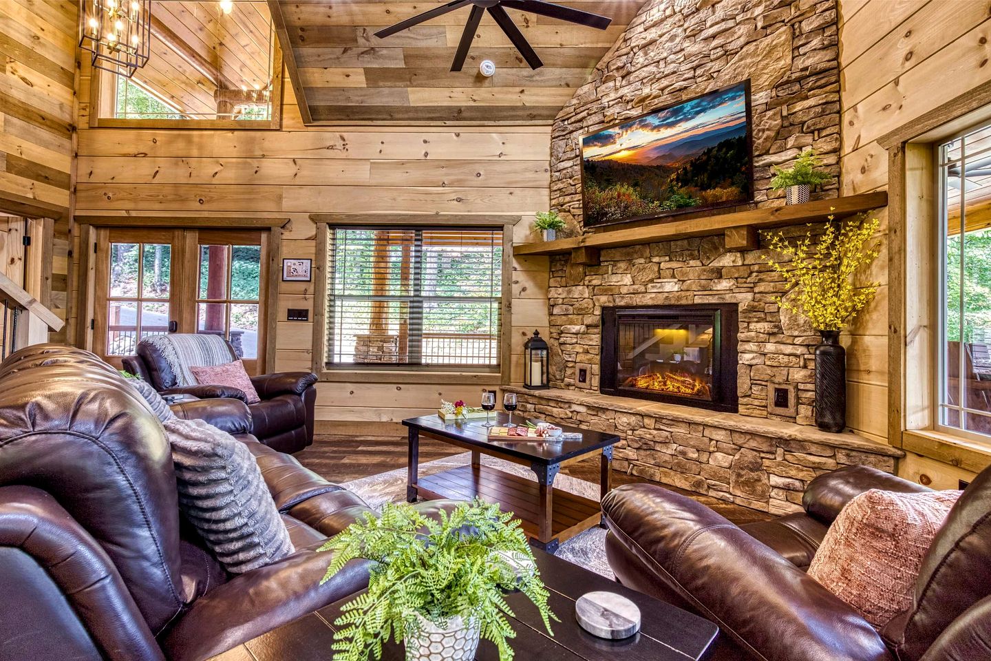 Breathtaking Spacious Cabin with Jacuzzi and Foosball Table in Tennessee