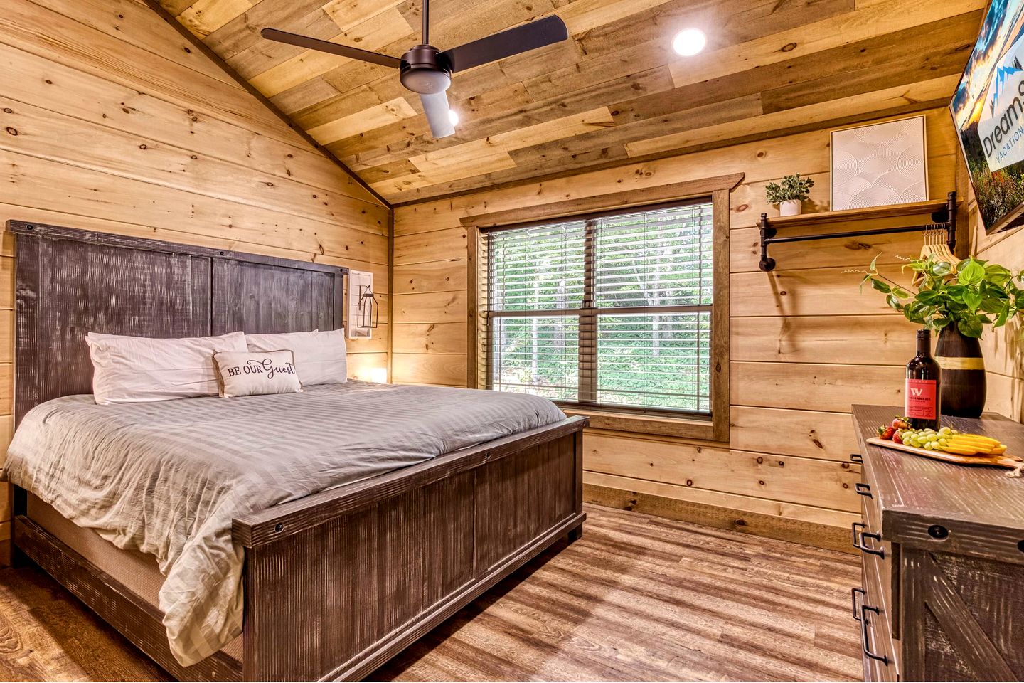 Breathtaking Spacious Cabin with Jacuzzi and Foosball Table in Tennessee