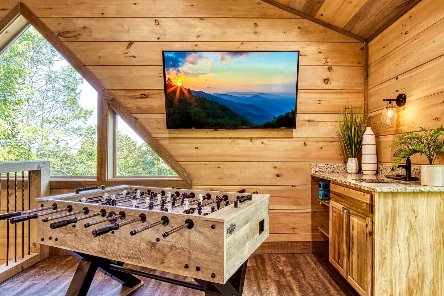 Breathtaking Spacious Cabin with Jacuzzi and Foosball Table in Tennessee