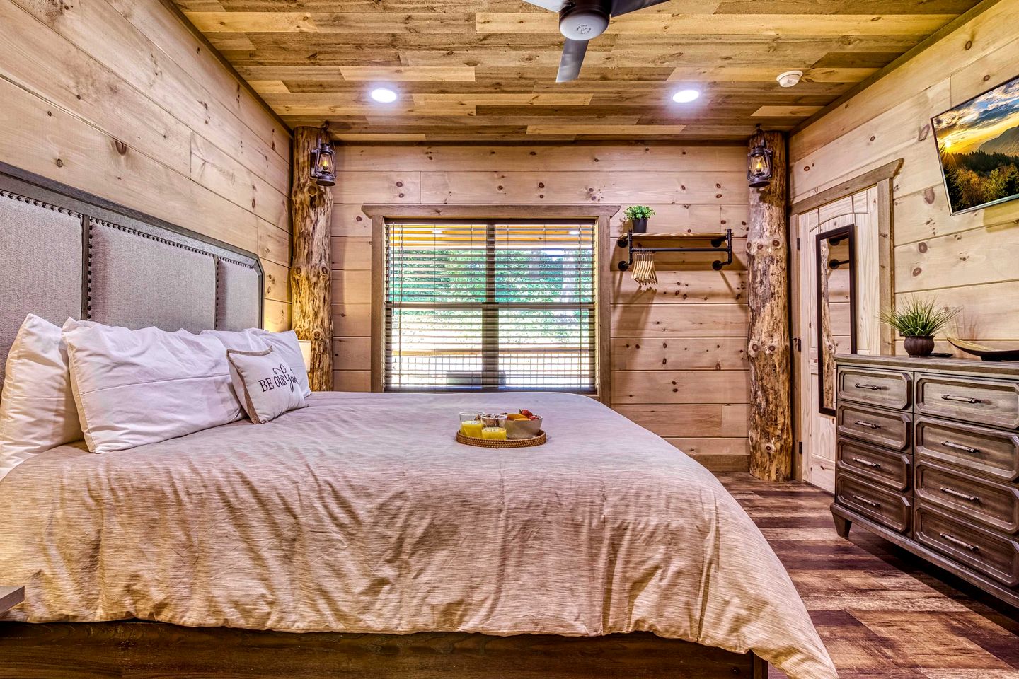 Breathtaking Spacious Cabin with Jacuzzi and Foosball Table in Tennessee