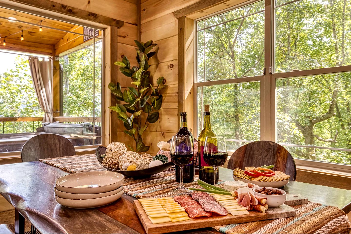 Breathtaking Spacious Cabin with Jacuzzi and Foosball Table in Tennessee