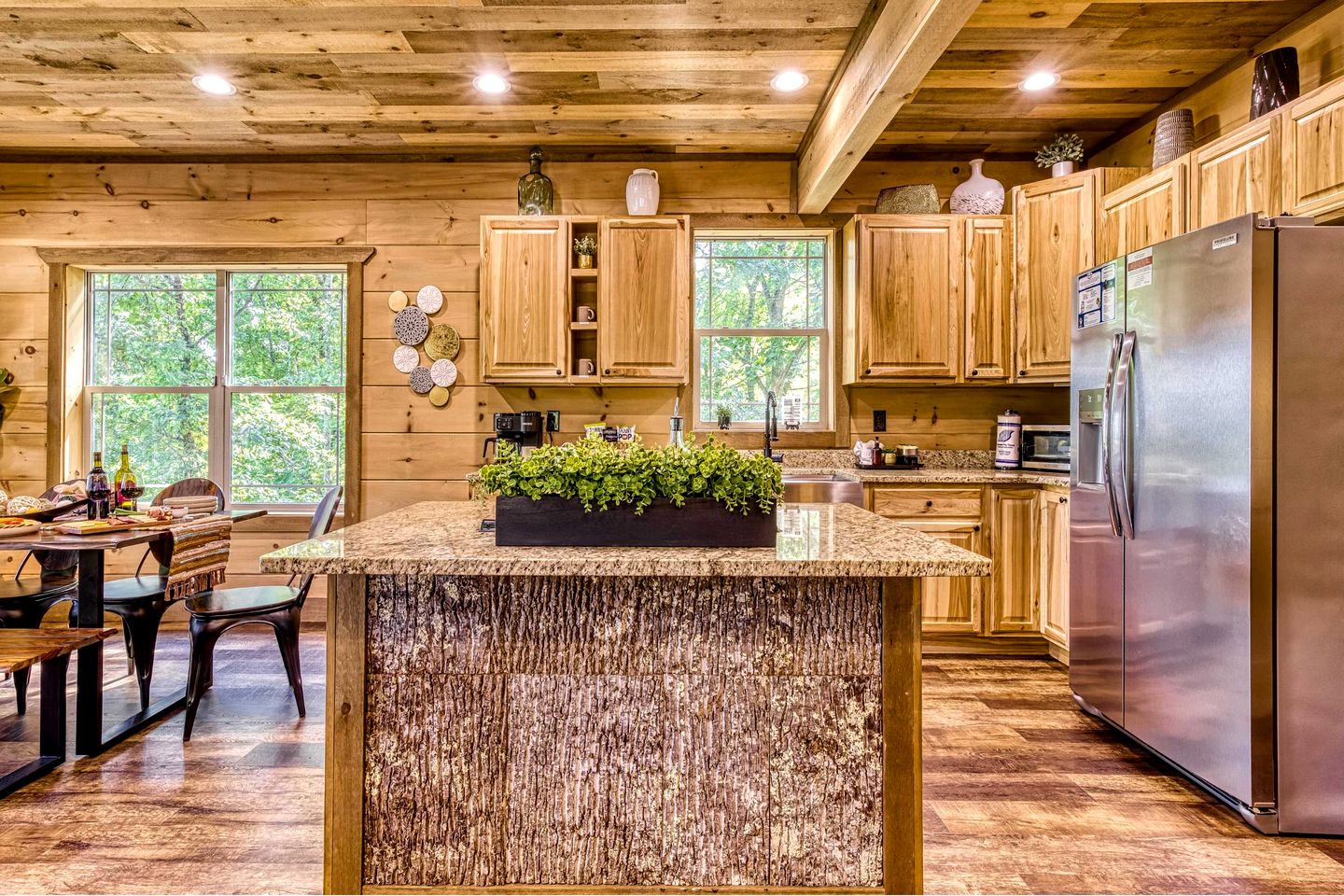 Breathtaking Spacious Cabin with Jacuzzi and Foosball Table in Tennessee