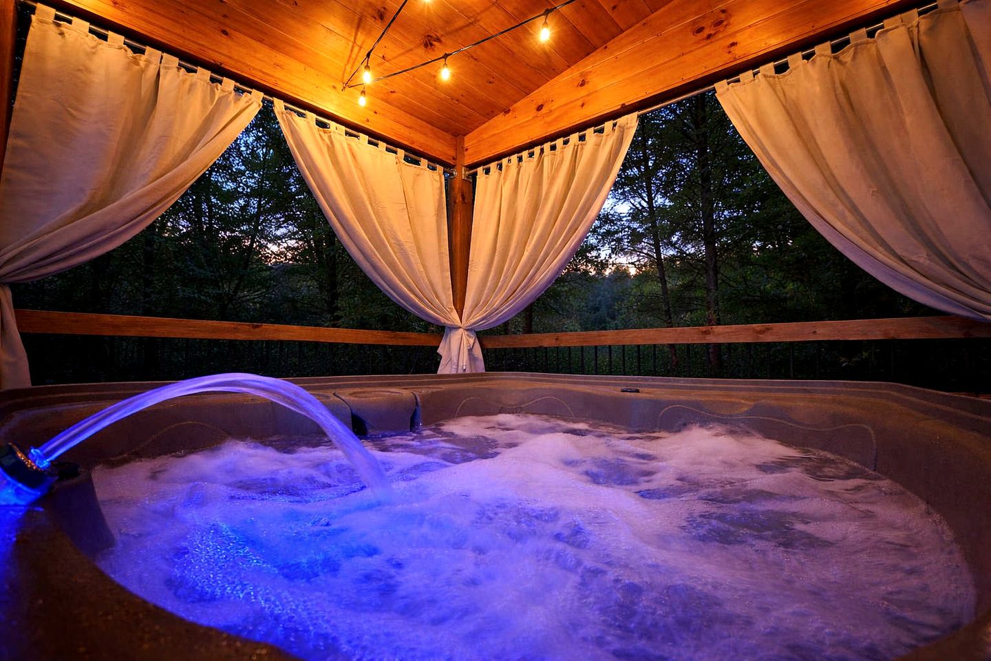 Breathtaking Spacious Cabin with Jacuzzi and Foosball Table in Tennessee