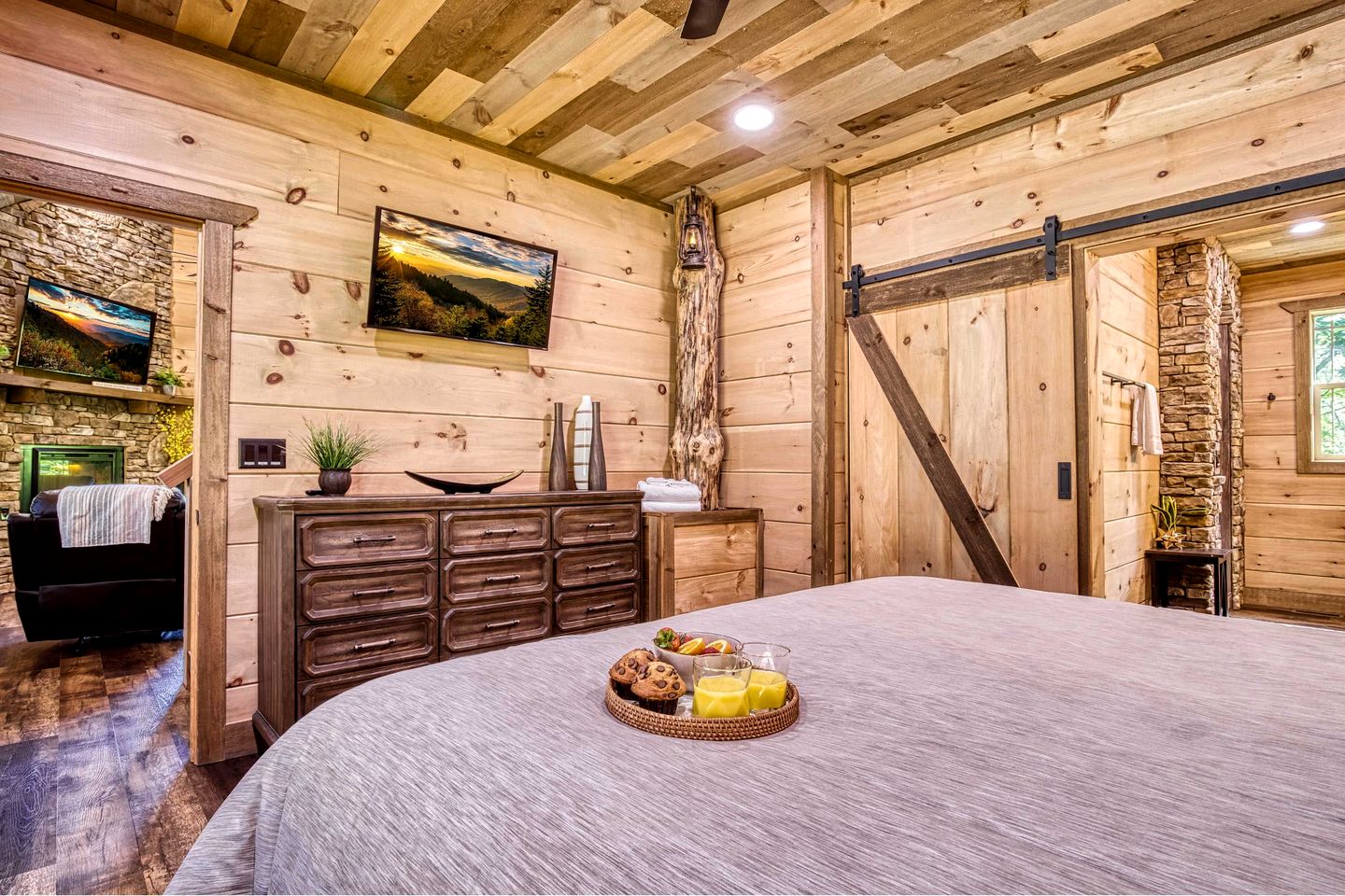 Breathtaking Spacious Cabin with Jacuzzi and Foosball Table in Tennessee