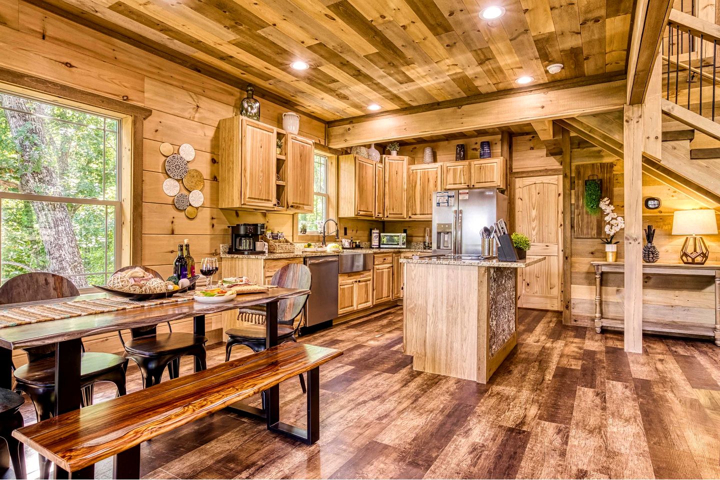 Breathtaking Spacious Cabin with Jacuzzi and Foosball Table in Tennessee
