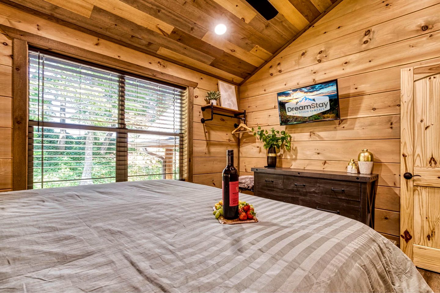 Breathtaking Spacious Cabin with Jacuzzi and Foosball Table in Tennessee