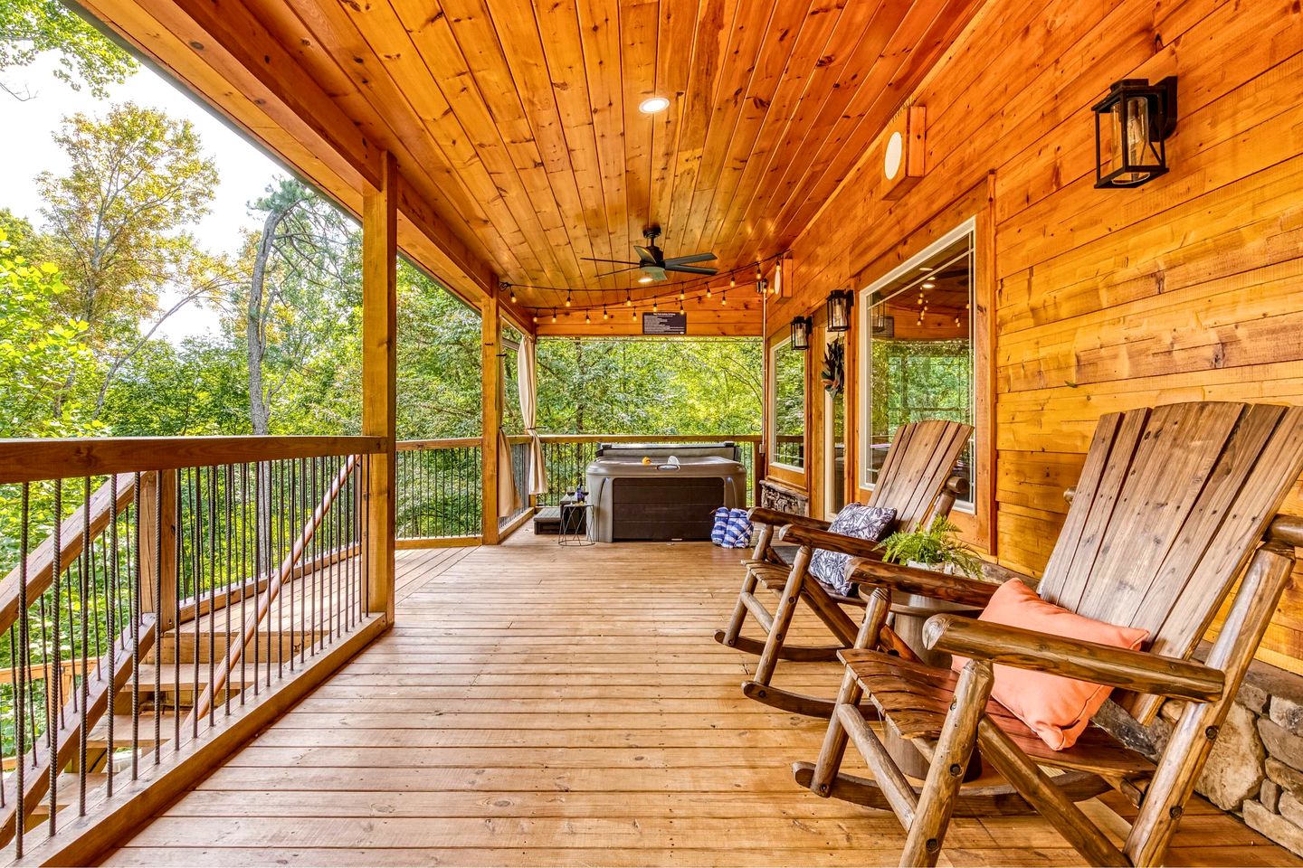 Breathtaking Spacious Cabin with Jacuzzi and Foosball Table in Tennessee