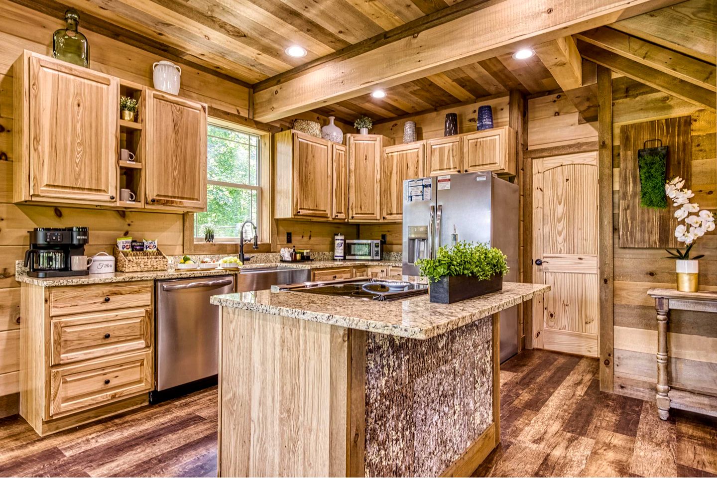 Breathtaking Spacious Cabin with Jacuzzi and Foosball Table in Tennessee