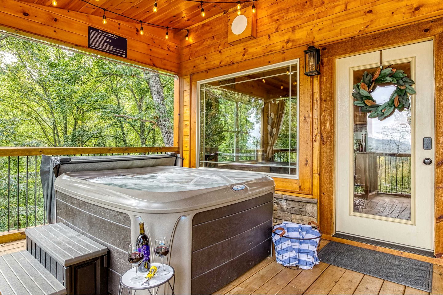 Breathtaking Spacious Cabin with Jacuzzi and Foosball Table in Tennessee