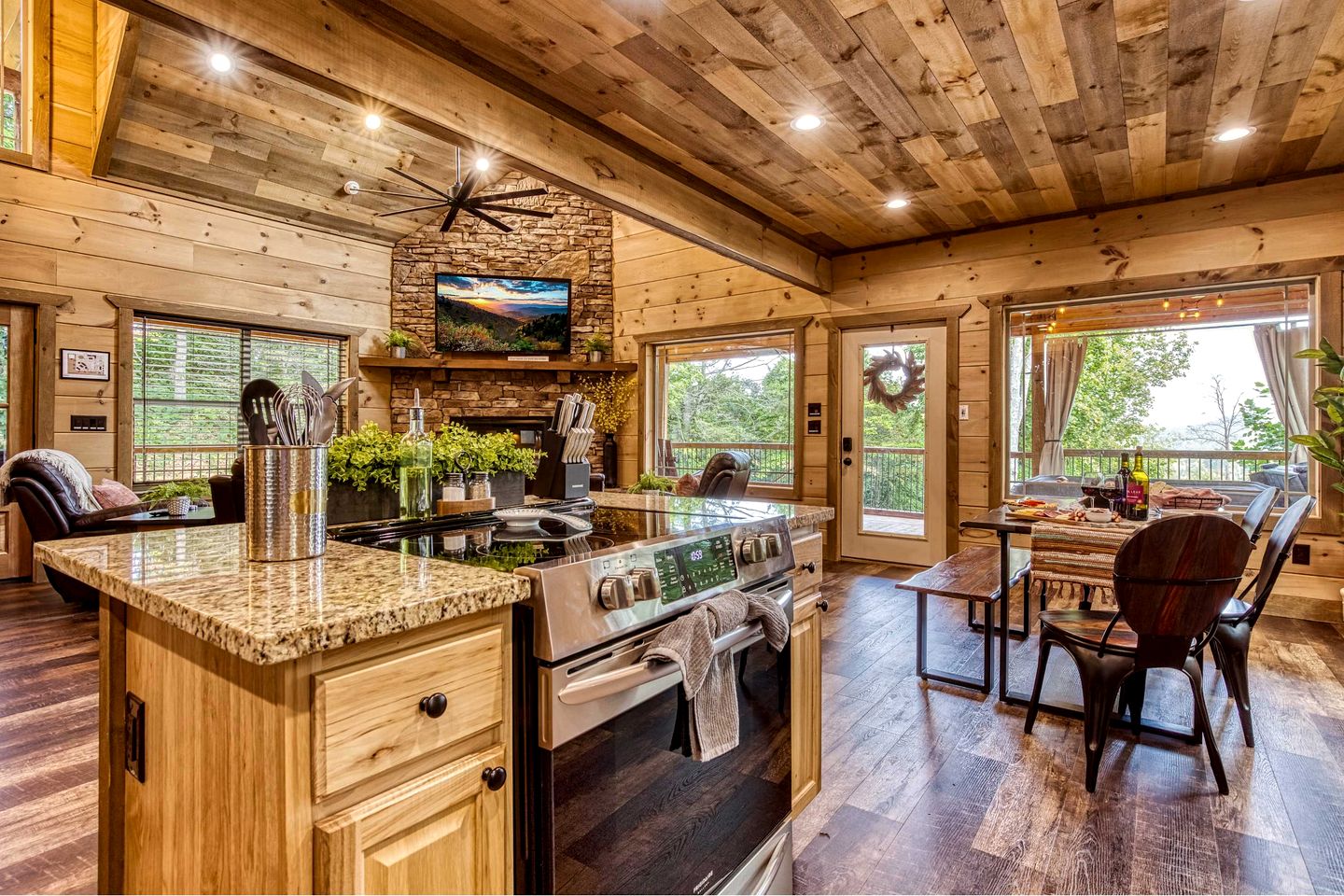 Breathtaking Spacious Cabin with Jacuzzi and Foosball Table in Tennessee