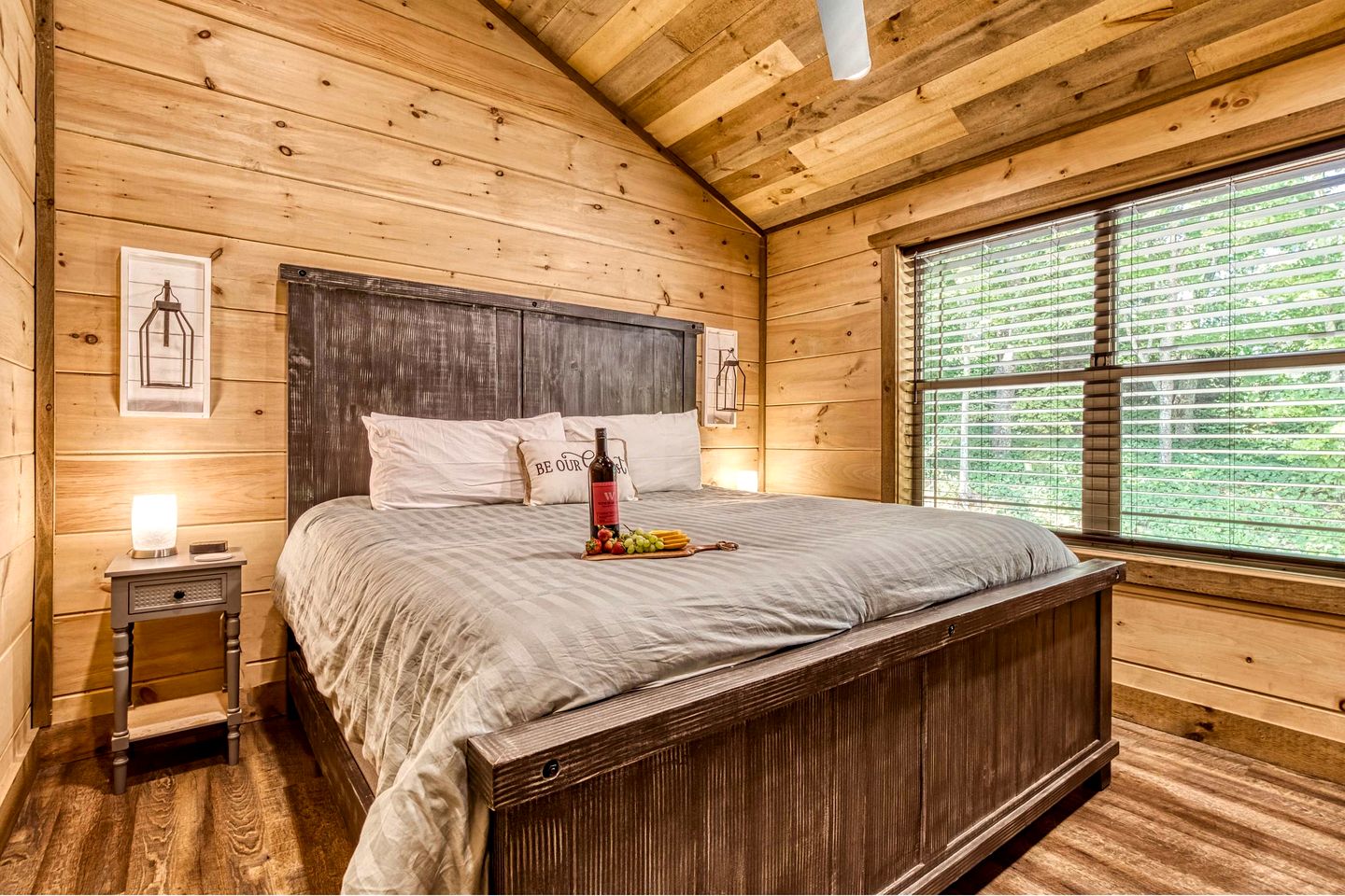 Breathtaking Spacious Cabin with Jacuzzi and Foosball Table in Tennessee