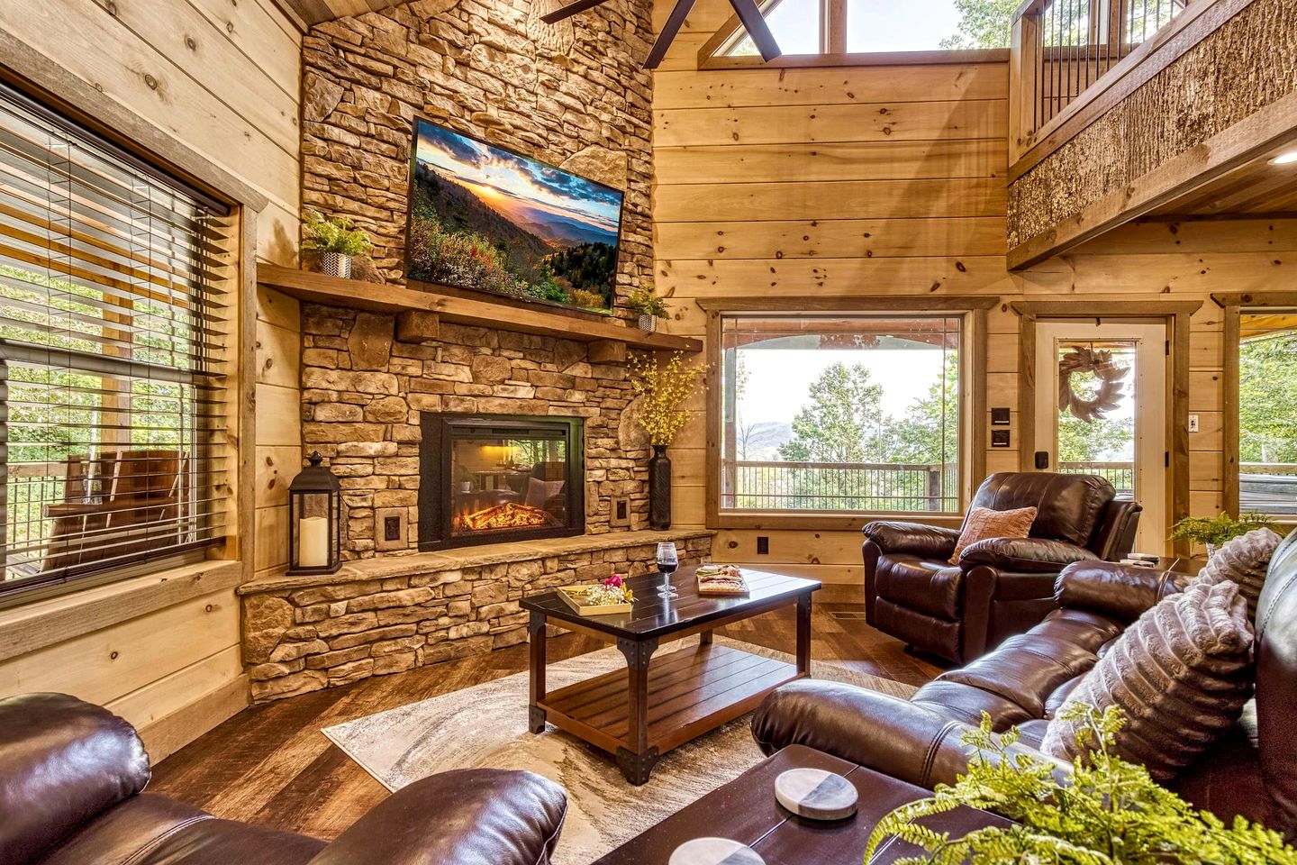 Breathtaking Spacious Cabin with Jacuzzi and Foosball Table in Tennessee