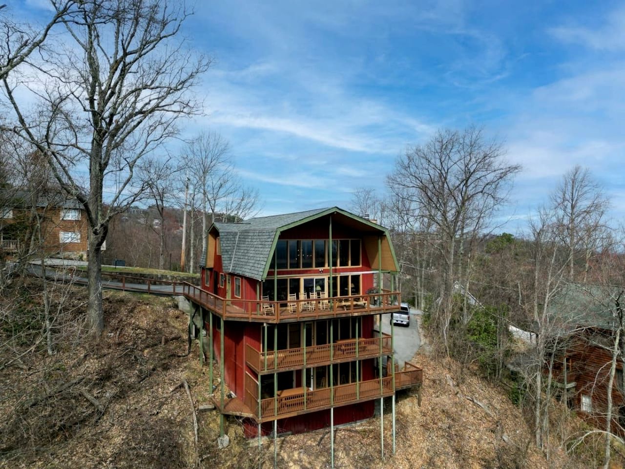 Mountain Cabin with Various Decks and Majestic Views in Sevierville, Tennessee