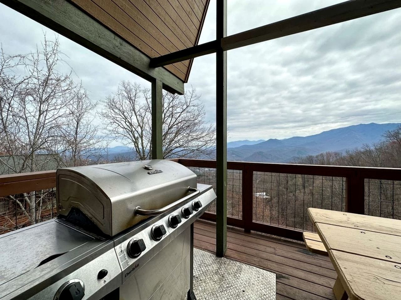 Mountain Cabin with Various Decks and Majestic Views in Sevierville, Tennessee