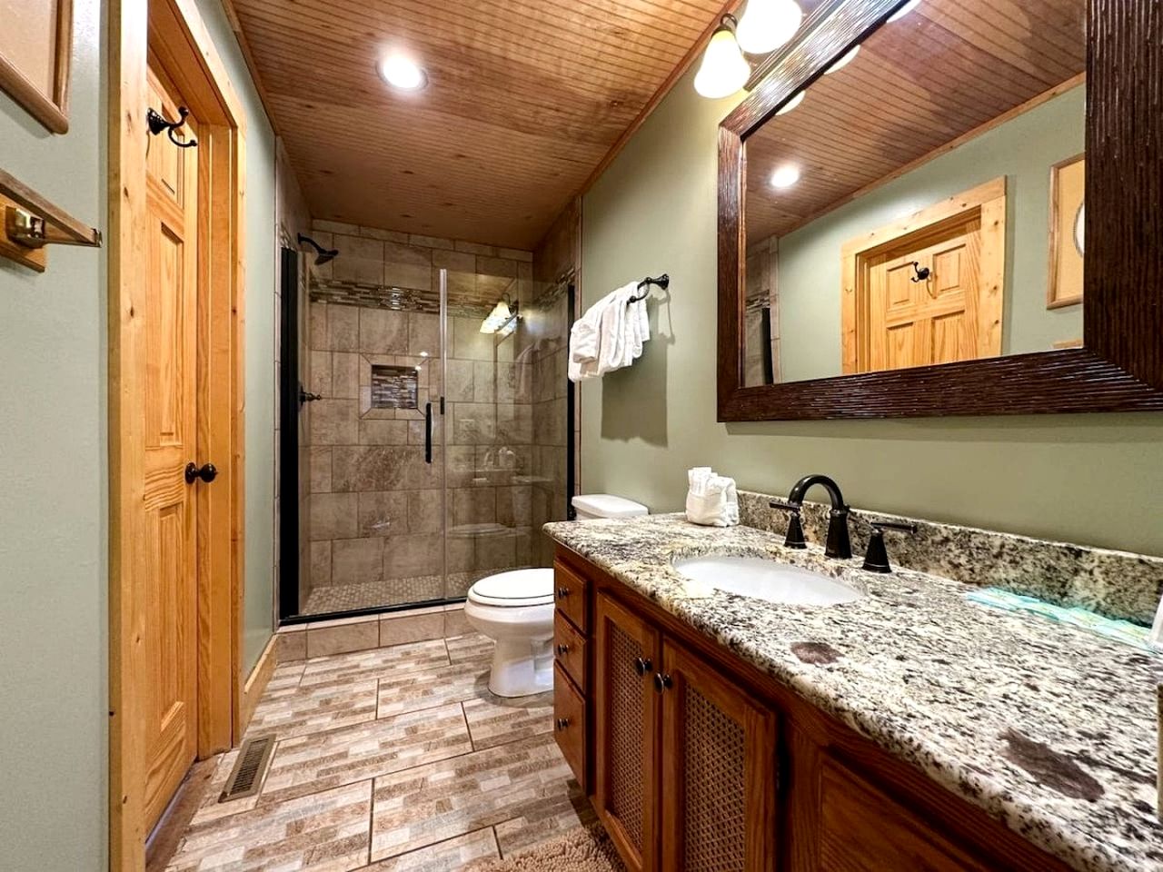 Mountain Cabin with Various Decks and Majestic Views in Sevierville, Tennessee