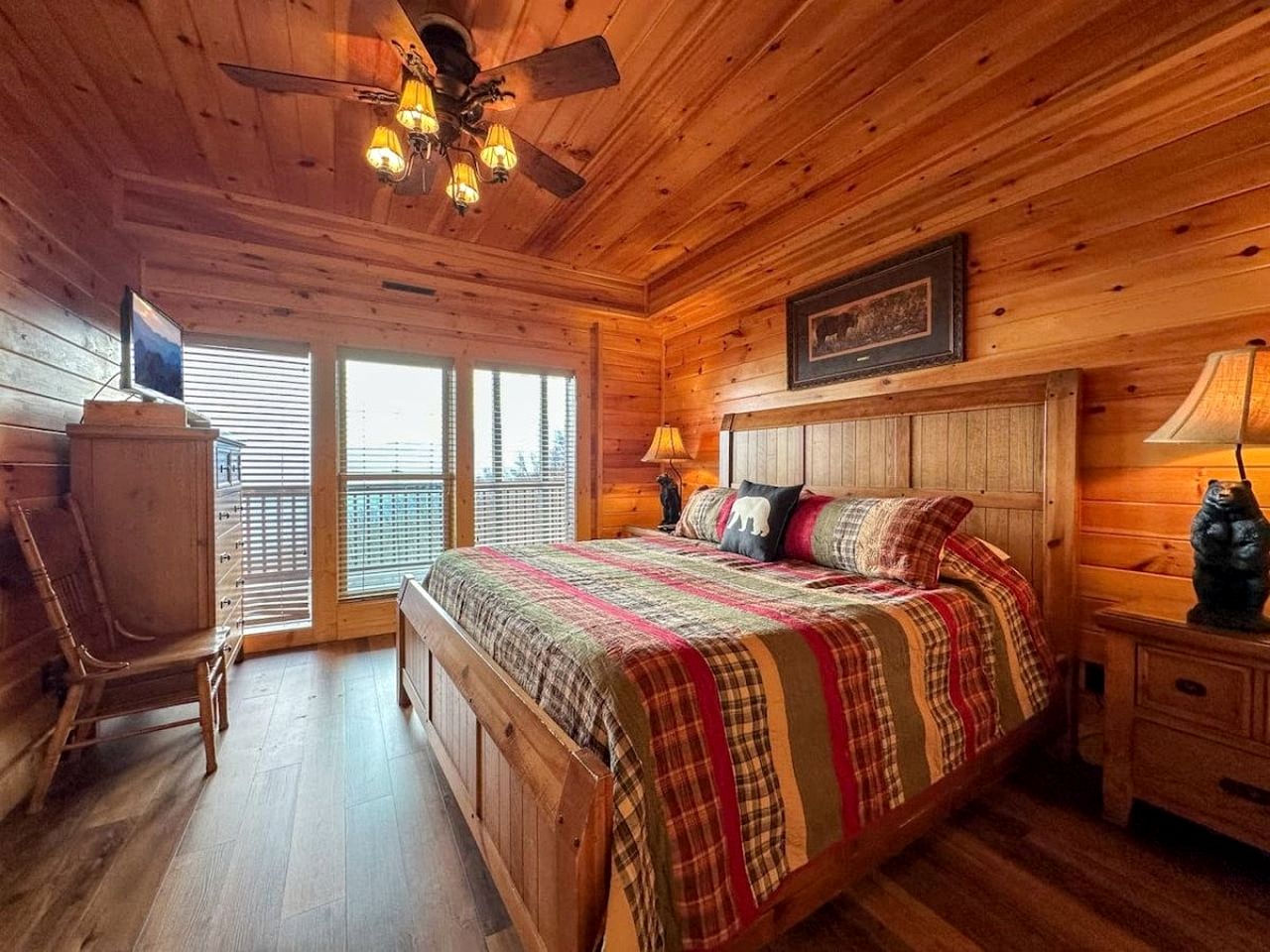 Mountain Cabin with Various Decks and Majestic Views in Sevierville, Tennessee