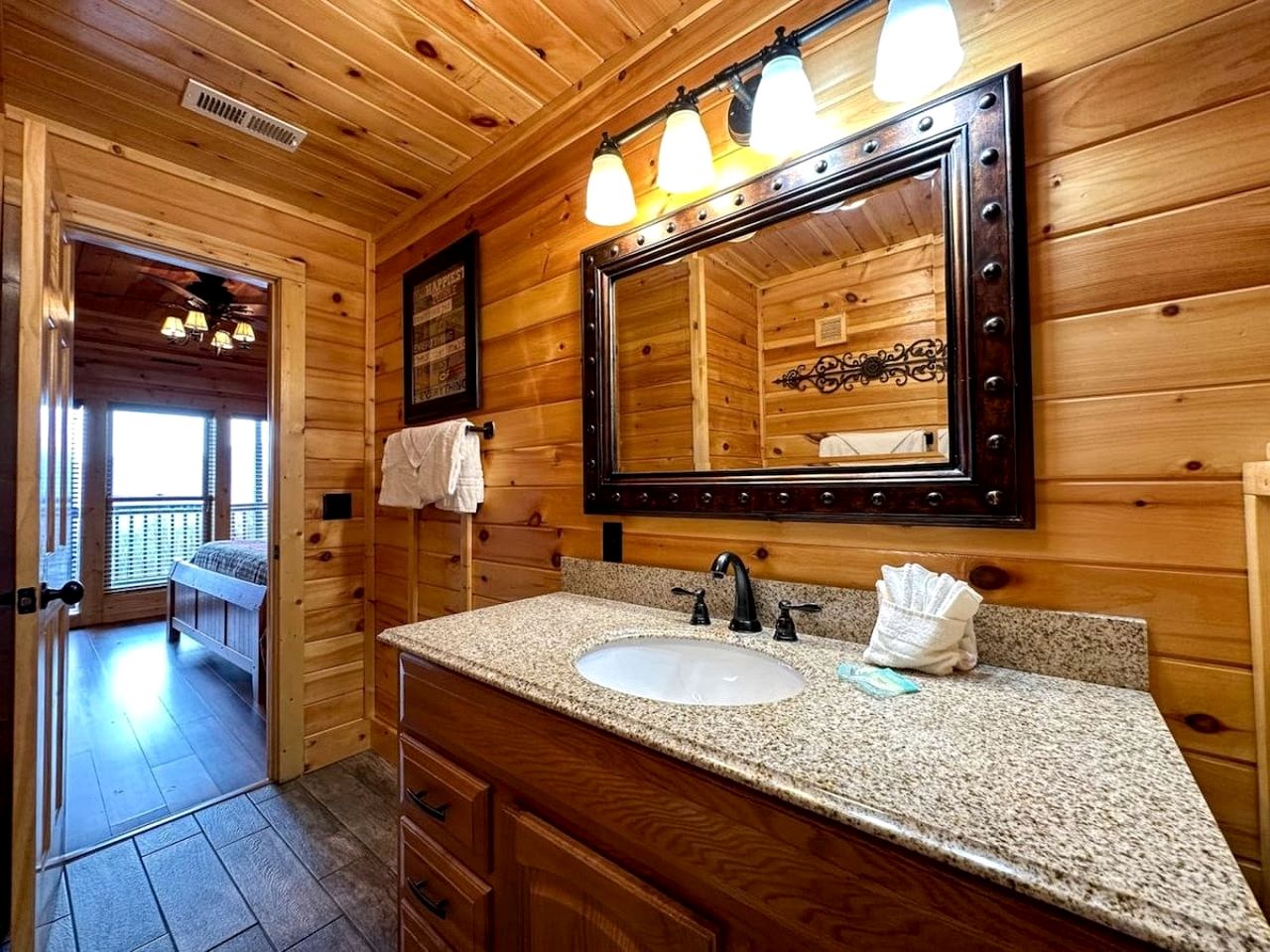 Mountain Cabin with Various Decks and Majestic Views in Sevierville, Tennessee