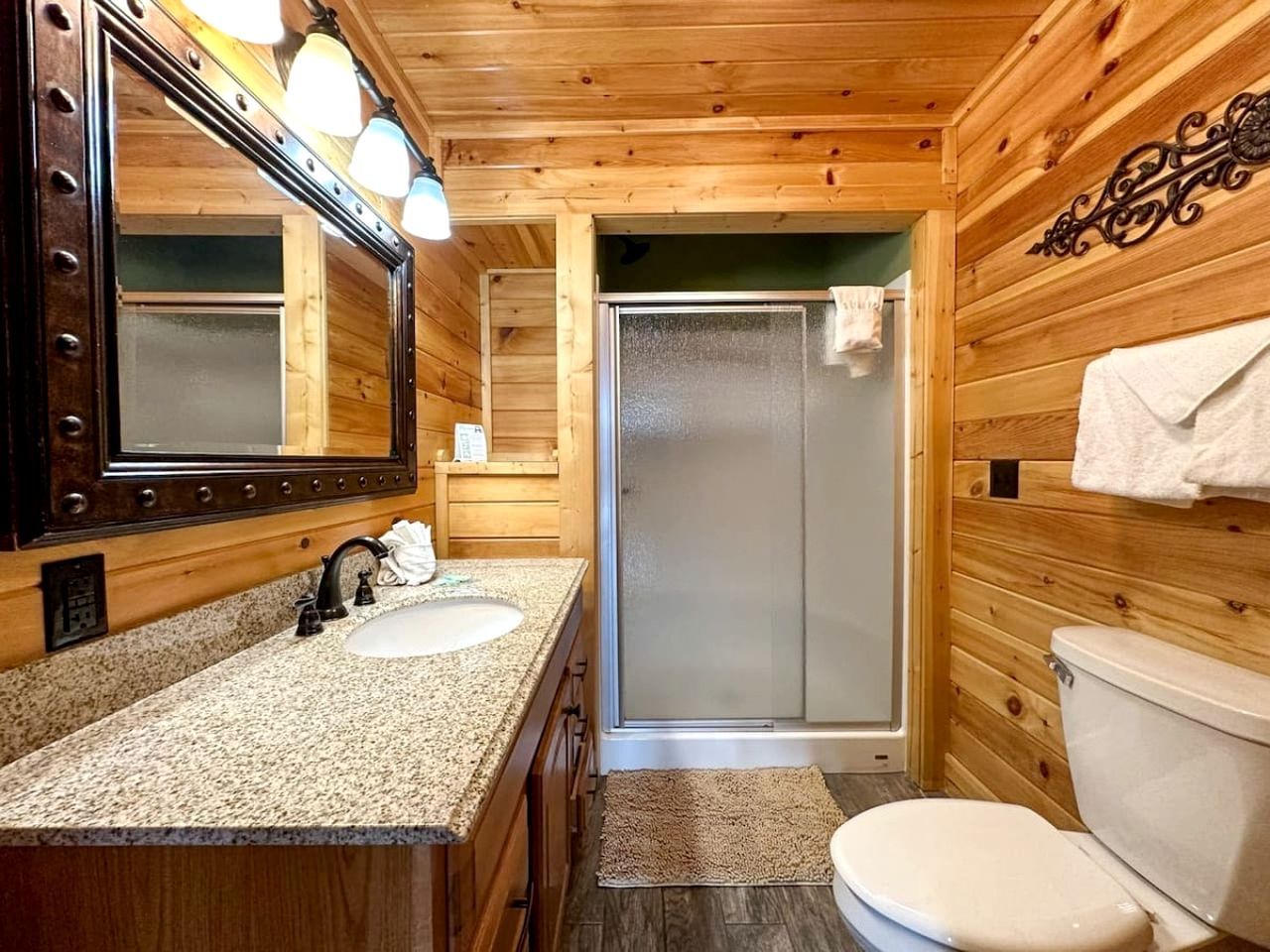 Mountain Cabin with Various Decks and Majestic Views in Sevierville, Tennessee