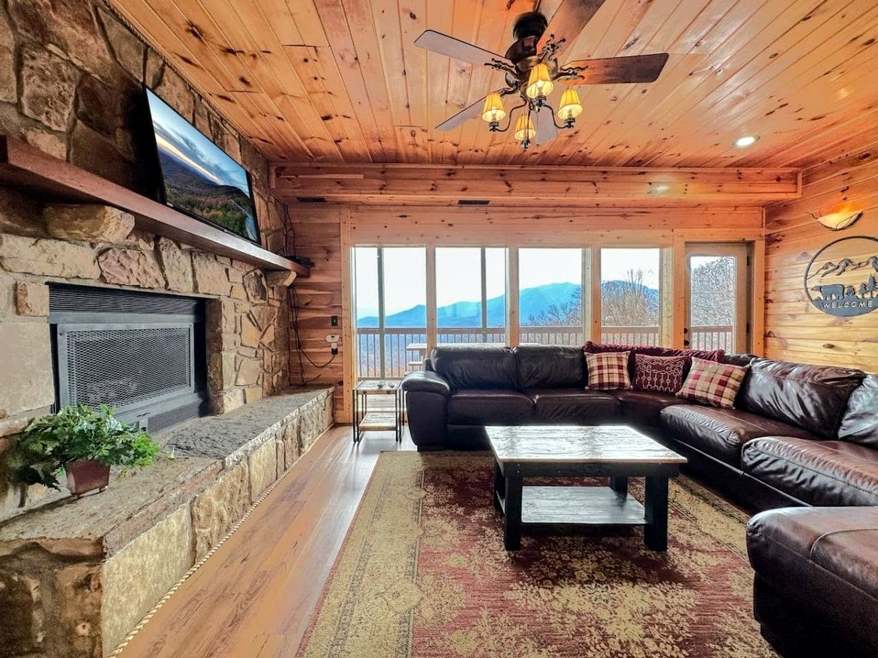 Mountain Cabin with Various Decks and Majestic Views in Sevierville, Tennessee