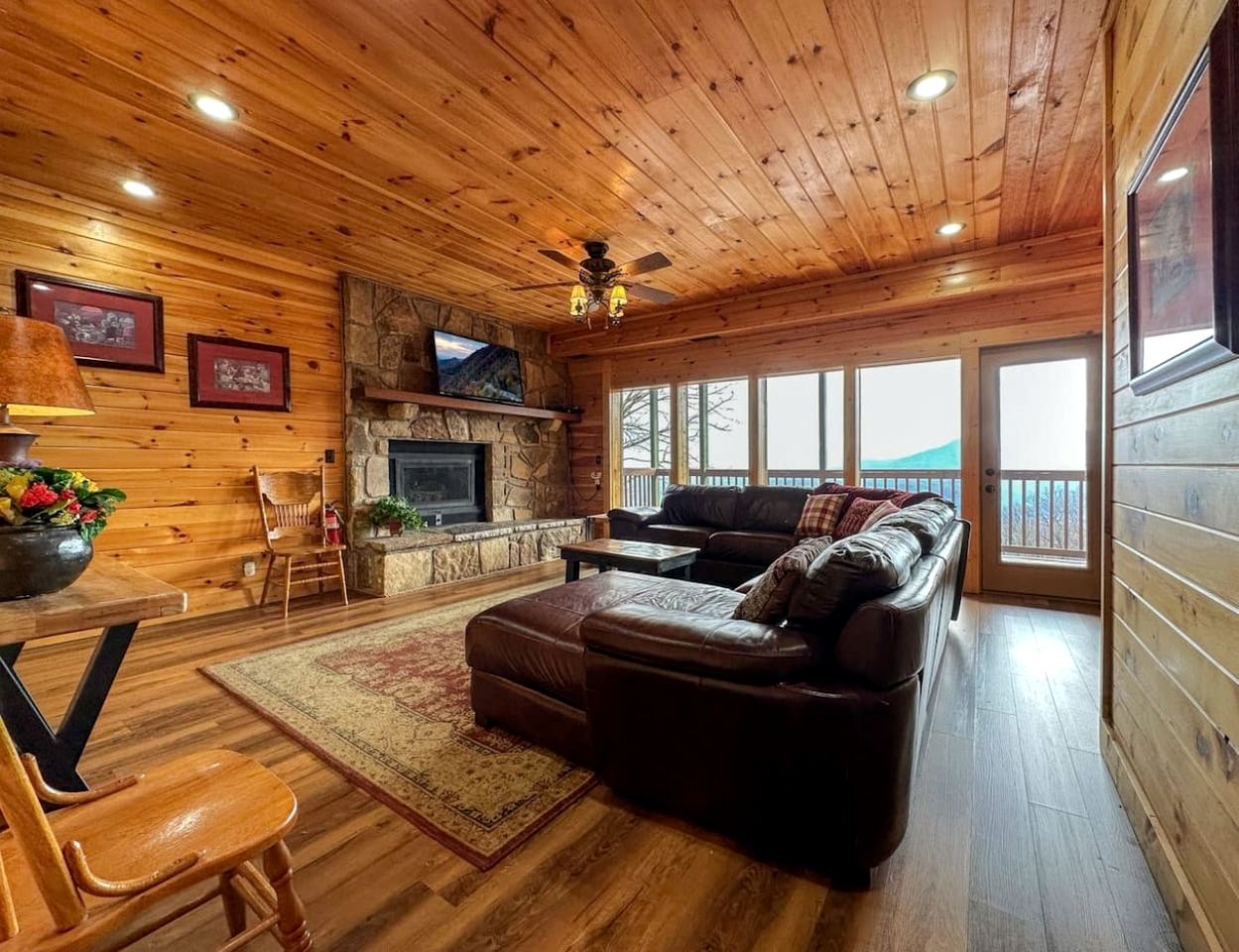 Mountain Cabin with Various Decks and Majestic Views in Sevierville, Tennessee