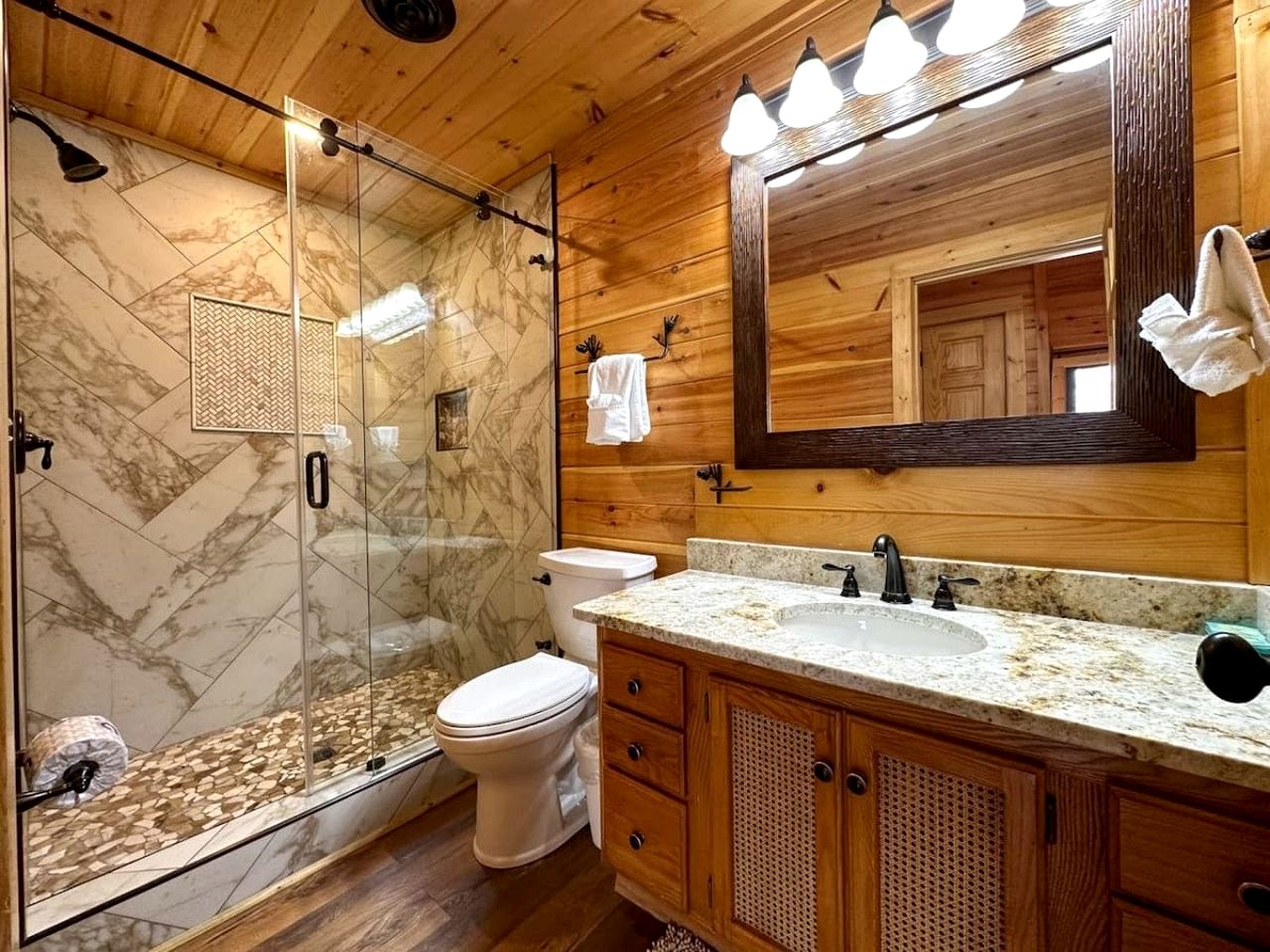 Mountain Cabin with Various Decks and Majestic Views in Sevierville, Tennessee