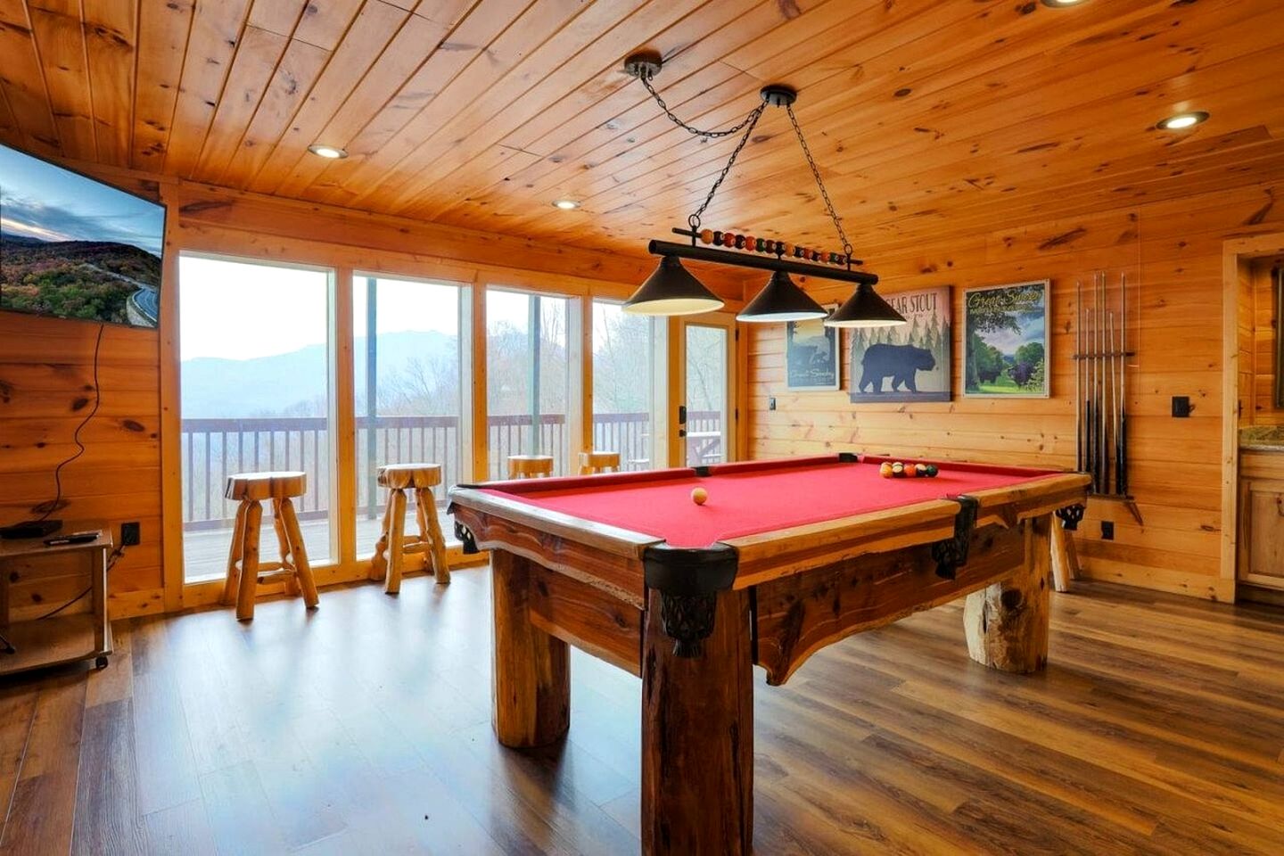 Mountain Cabin with Various Decks and Majestic Views in Sevierville, Tennessee