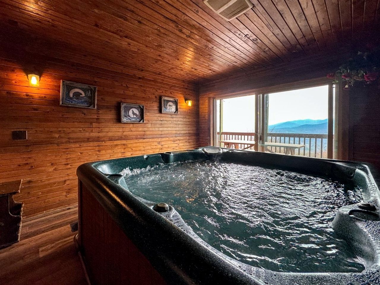 Mountain Cabin with Various Decks and Majestic Views in Sevierville, Tennessee