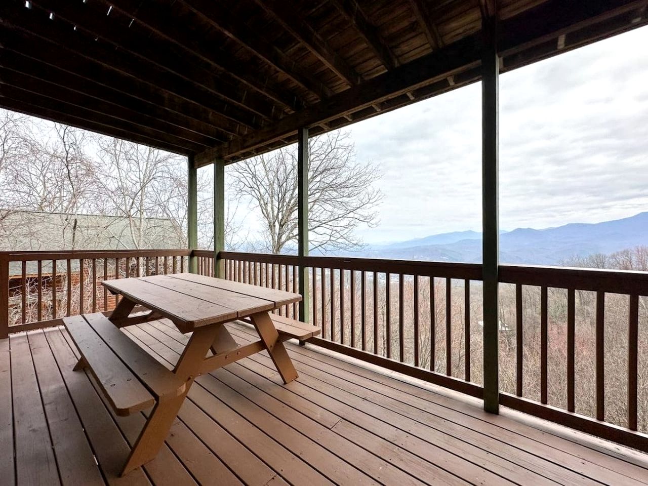 Mountain Cabin with Various Decks and Majestic Views in Sevierville, Tennessee